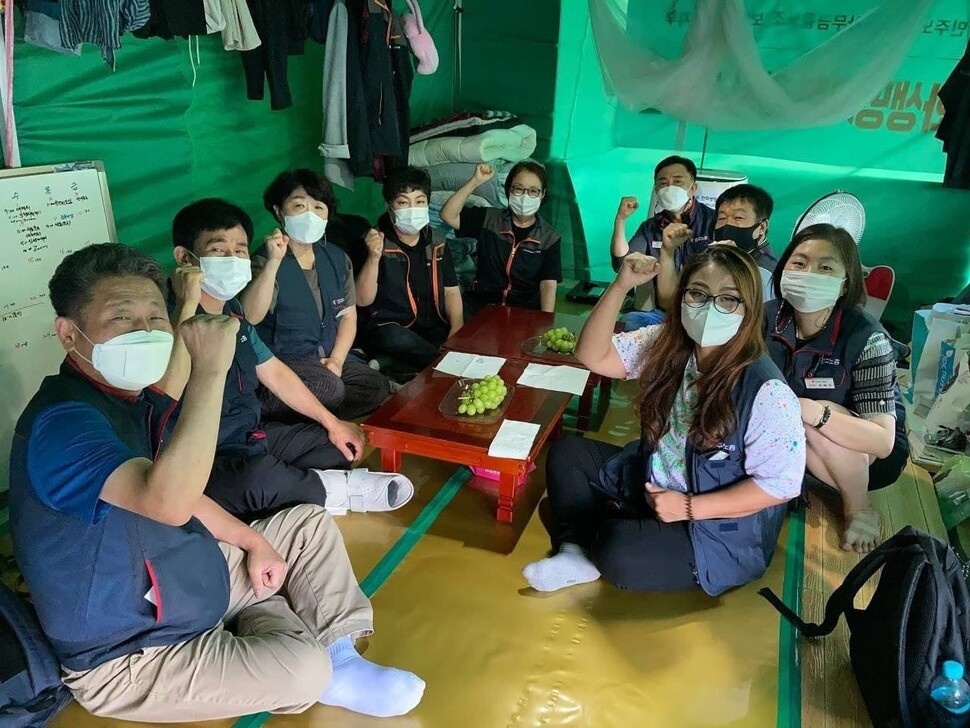 노동조합 천막에서 조합원들과 연대단위들과 간담회를 진행하는 모습