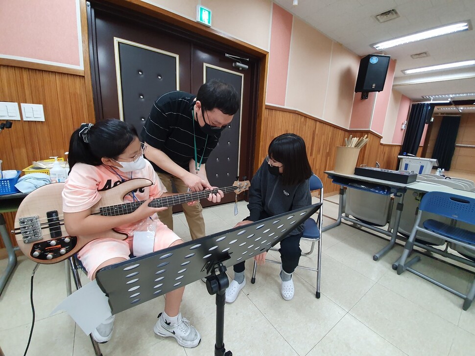 하늘초등학교 학생들이 ‘더 빅밴드 라온’ 뮤지션에게서 베이스 기타를 배우고 있다.