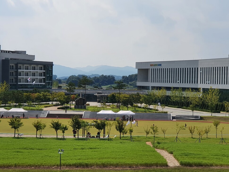 충북 진천 국가공무원 인재개발원에 입소한 아프가니스탄 특별기여자 자녀들이 인재원 운동장에서 뛰놀고 있다. 오윤주 기자