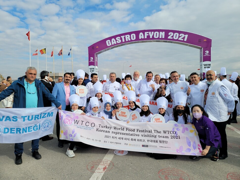 미식축제에 참가한 현지인들과 함께한 한국대표단 미식축제에 참가한 현지인들과 함께한 한국대표단