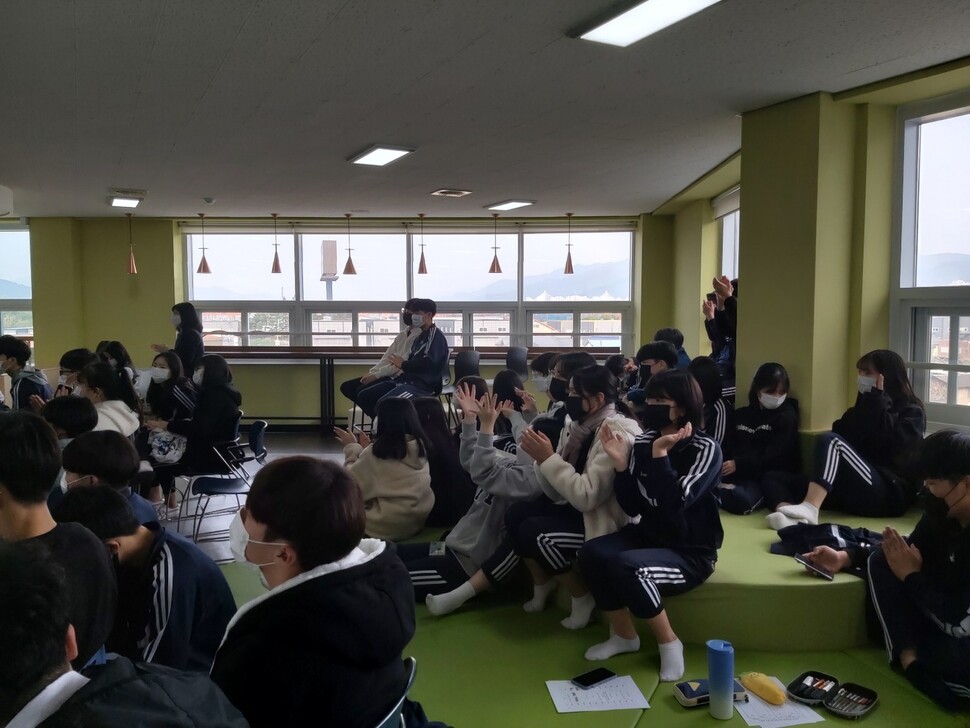 부산강서고 3층 홈베이스에서 1학년 학생들이 내년 수학여행 코스를 발표하는 ‘수학여행 배틀트립’을 보면서 박수를 치고 있다.