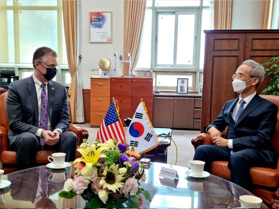 11일 오전 정부서울청사 외교부에서 여승배 외교부 차관보(오른쪽)가 대니얼 크리튼브링크 미 국무부 동아시아태평양 차관보와 회담을 하고 있다. 주한미대사관 트위터 갈무리