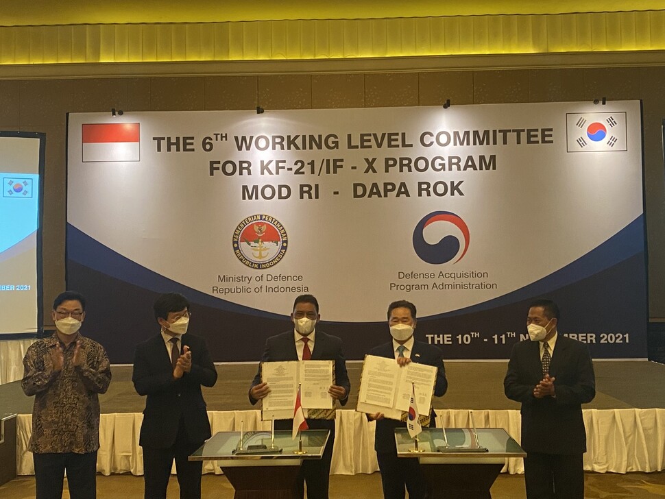 한국과 인도네시아가 최종 합의문에 서명한 후 기념사진을 찍고 있다. 왼쪽부터 박태성 주인도네시아한국대사, 강은호 방위사업청장, 다당 인도네시아 국방부 예비전력총국장, 최호천 방사청 미래전력사업본부장, 도니 인도네시아 국방사무차관. 방위사청업