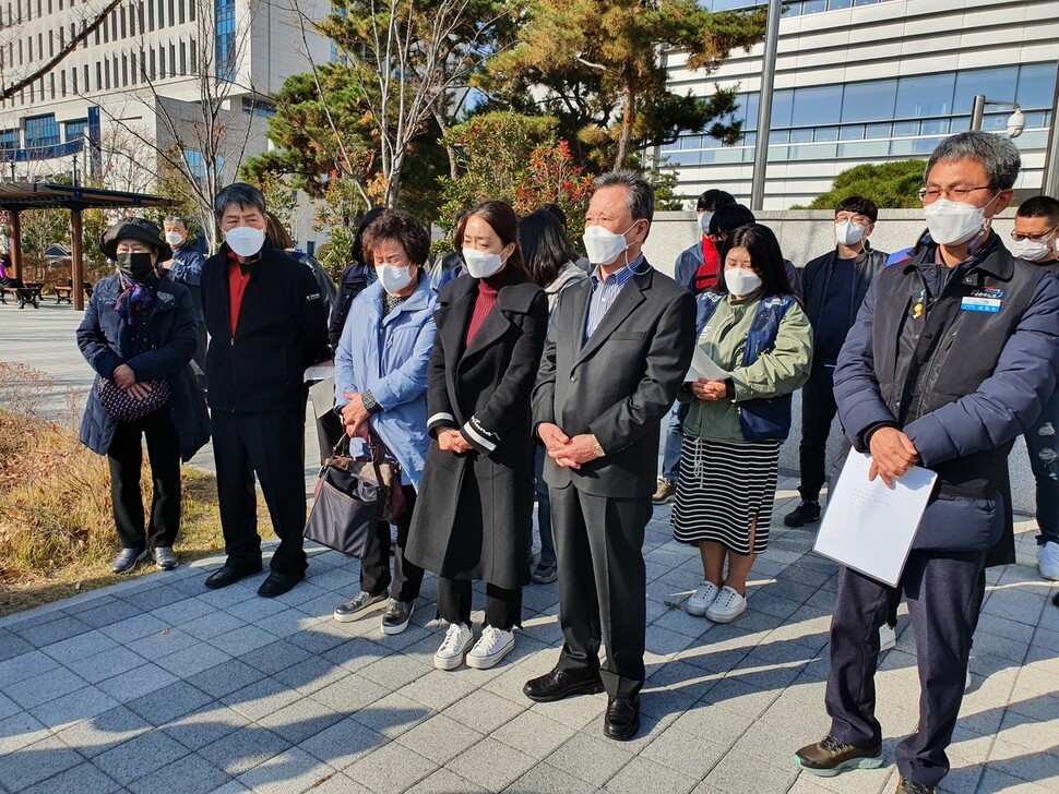 17일 부산 강서구의 부산지법 서부지원 앞에서 문중원 기수 유족과 민주노총 공공운수노조 등이 재판부를 규탄하는 기자회견을 열었다.