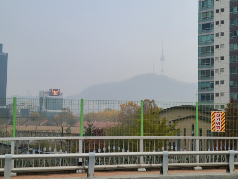 21일 아침 서울 용산구에서 바라본 남산. 미세먼지 등 대기오염물질이 가득하다. 최우리 기자