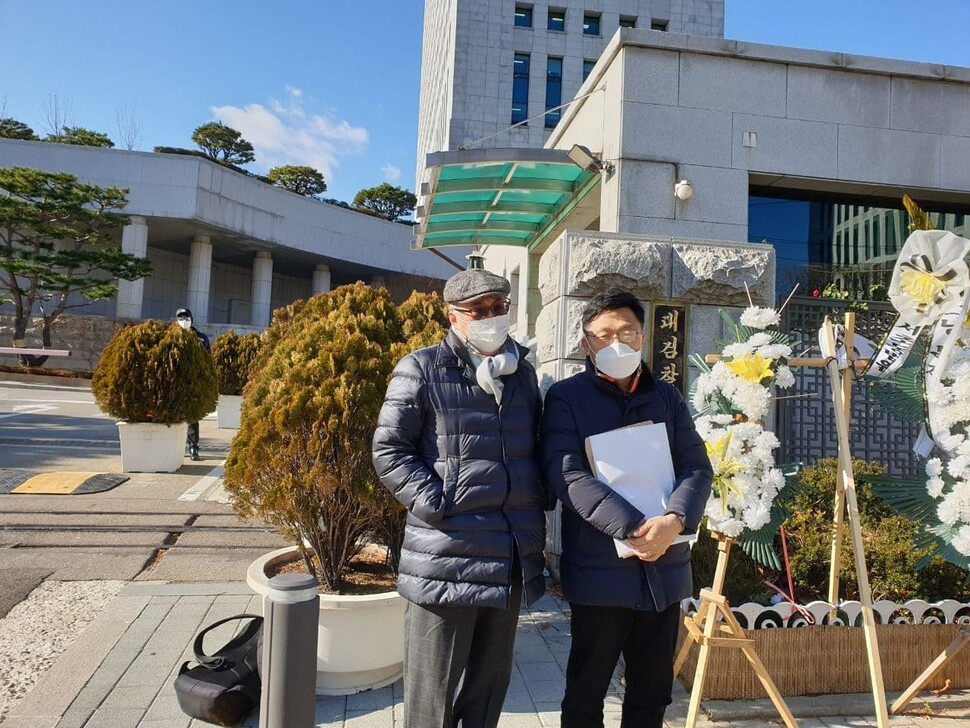 서울 서초구 대검찰청 앞에서 고 이미란씨의 형부 김영수(65·왼쪽)씨와 하승수 변호사가 ‘서울중앙지검의 조선일보 방씨일가 관련 사건 봐주기·축소 기소 및 재판부의 공소장 변경 요구 거부에 대한 감찰’ 진정서 제출 취지를 설명하고 있다. 전광준 기자