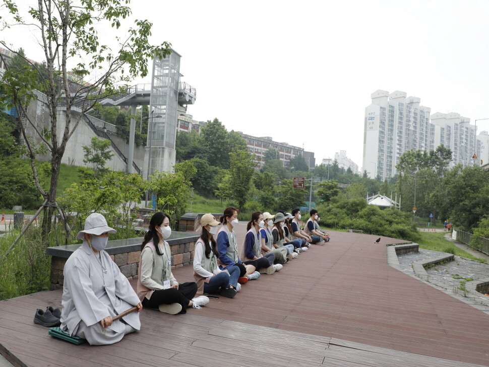 서울 마포구 마포동 석불사 템플스테이 참가자들이 한강에서 명상을 하고 있다. 한국불교문화사업단 제공