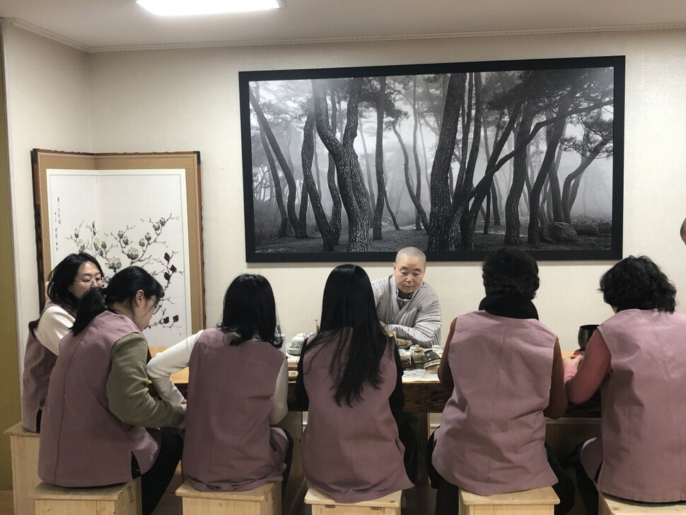 석불사 템플스테이 참여자들이 스님과 차담을 하고 있다. 한국불교문화사업단 제공