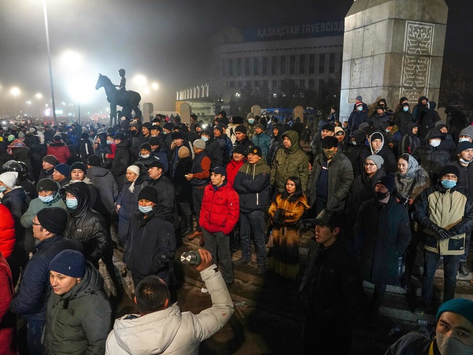 액화석유가스(LPG) 값 인상에 항의하는 카자흐스탄인들의 시위가 5일 반정부 시위로 확대됐다. 최대 도시 알마티에 모여 항의 시위를 이어가고 있는 시민들의 모습. 알마티/AFP 연합뉴스