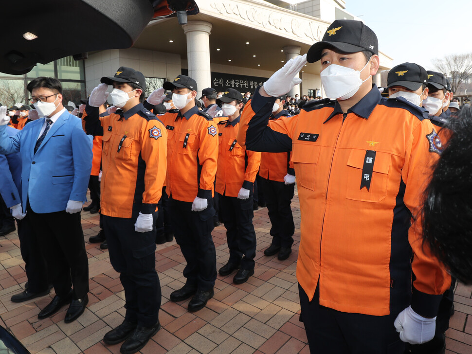 8일 오전 경기도 평택시 이충문화체육센터에서 엄수된 평택 신축 공사장 화재 순직 소방공무원 합동 영결식에서 운구를 마친 동료 소방관들이 경례하고 있다. 경기사진공동취재단