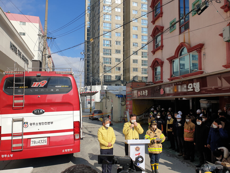 이용섭 광주시장은 12일 오전 광주 서구 화정동 신축 아파트 붕괴현장 인근에서 구조 재개를 알리는 브리핑을 하고 있다. 광주/김용희 기자 kimyh@hani.co.kr