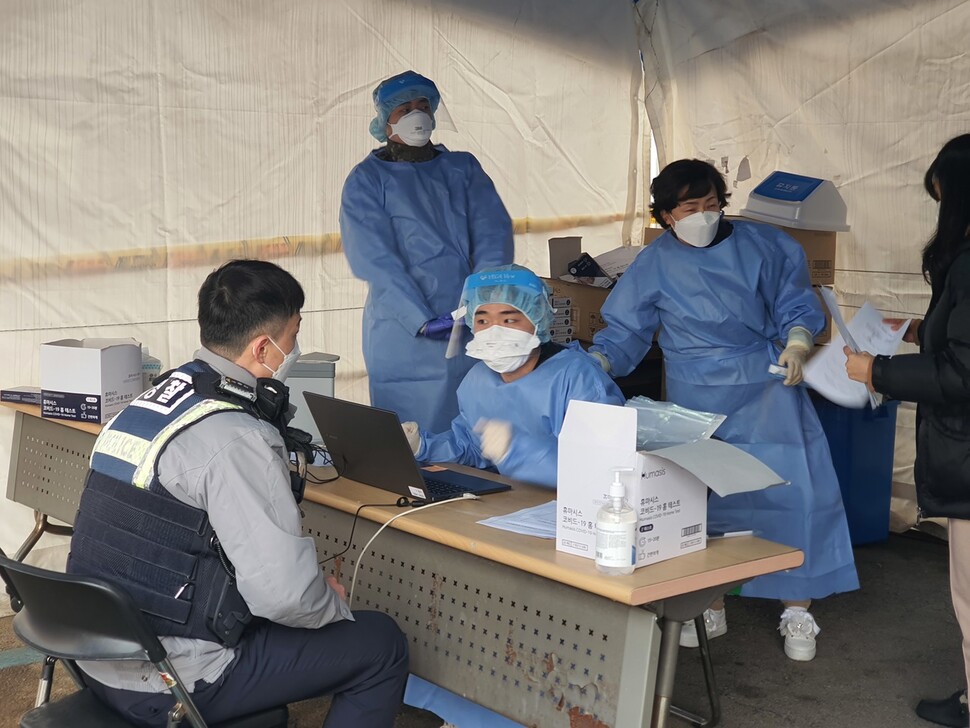 신속항원검사 접수 뒤 자가검사키트를 받아 직접 검체를 채취하고, 키트로 결과를 곧바로 확인할 수 있다. 이정하 기자 jungha98@hani.co.kr