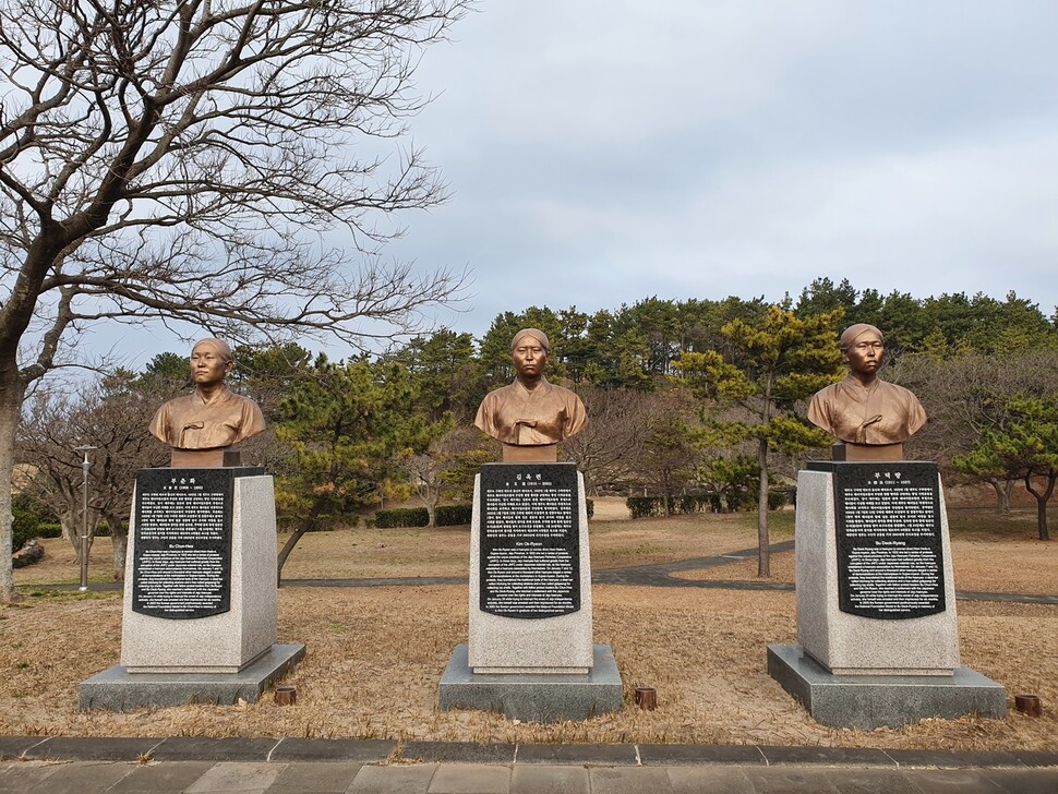 제주시 구좌읍 하도리 제주해녀항일운동 기념공원에 세워진 부춘화·김옥련·부덕량 지사 흉상. 뒤쪽은 해녀항쟁 당시 모였던 연두망동산이다.