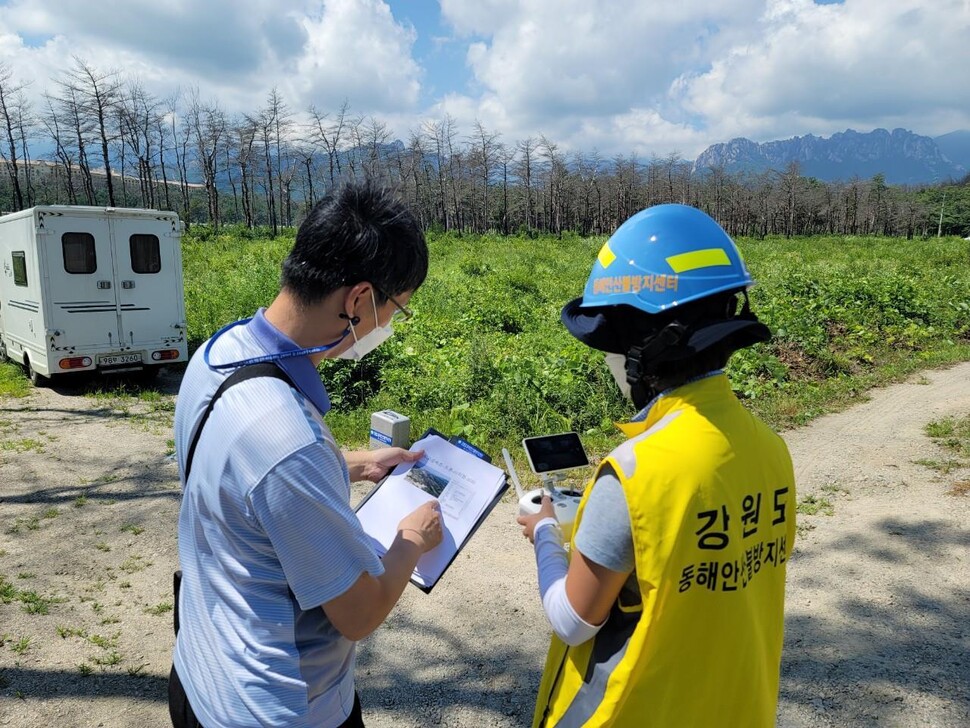 동해안산불방지센터가 논·밭두렁 태우기와 쓰레기 소각 등으로 인한 산불을 막기 위해 기동단속반과 드론지원단을 운영하기로 했다. 드론지원단 운영 모습. 동해안산불방지센터 제공