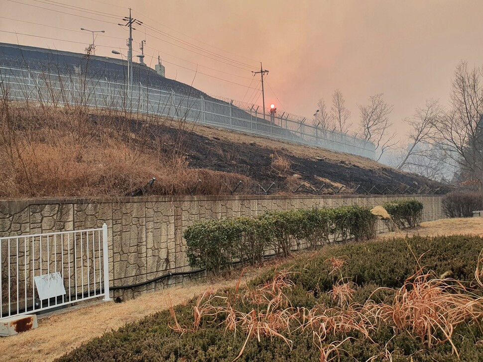 4일 경북 울진군 북면 두천리 야산에서 난 산불이 확산하는 가운데 한울원전 구역 방벽 언덕 일부가 타 검게 변했다. 연합뉴스