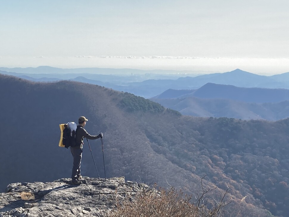 산에 올라 자연경관을 감상하는 등산객. 이현상 제공