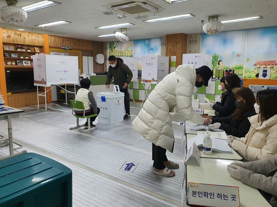 9일 오전 7시40분께 경기도 용인시 처인구 역북동 제4투표소에서 유권자들이 투표하고 있다. 투표소는 드문드문 유권자들이 방문하는 등 한산했다. 이정하 기자