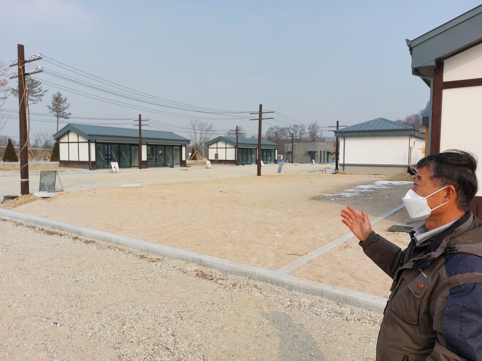 김용빈 철원독립운동기념사업회 사무국장이 강원도 철원군 노동당사 앞에 조성 중인 ‘근대문화거리 테마공원’에서 사업의 문제점을 설명하고 있다.