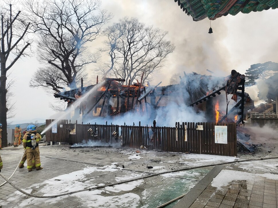 17일 오후 경기도 안양시 만안구 석수동 관악산 삼막사에서 불이 나 소방관들이 진화 작업을 벌이고 있다. 연합뉴스.