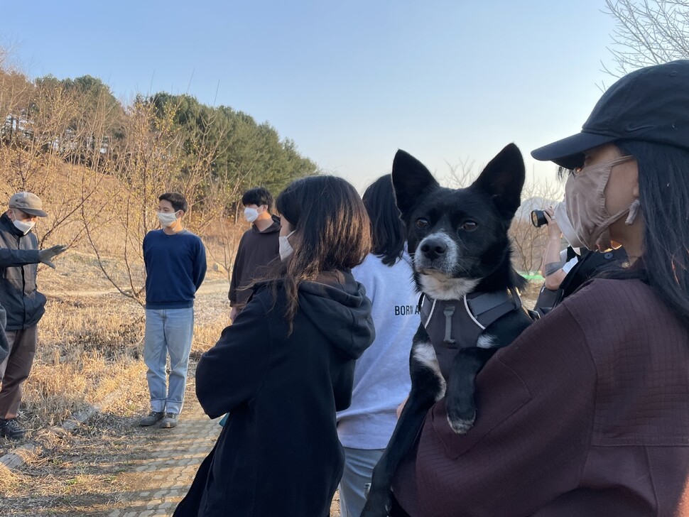 배우 임세미씨와 반려견 흑미가 2일 강원도 인제 ‘DMZ평화생명동산’에서 열린 동물해방물결 워크숍에 참여해 정성헌 이사장의 설명을 듣고 있다. 사진 김지숙