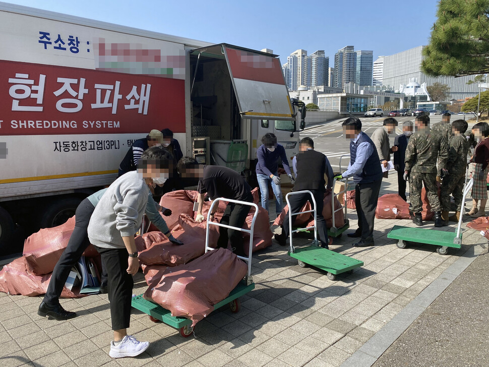 이전 준비가 시작된 서울 용산 국방부에서 7일 관계자들이 각 사무실에서 나온 보안문서 파쇄작업을 하고 있다. 연합뉴스