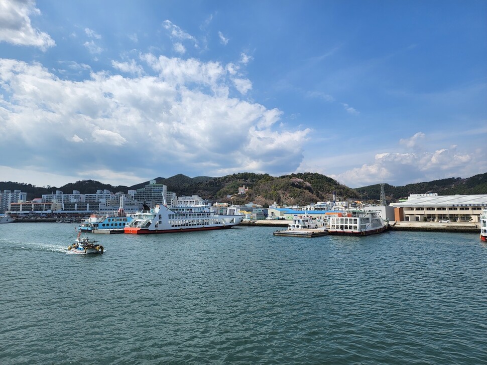 한산도 등 섬으로 가는 배들이 있는 통영항 여객선터미널. 허윤희 기자