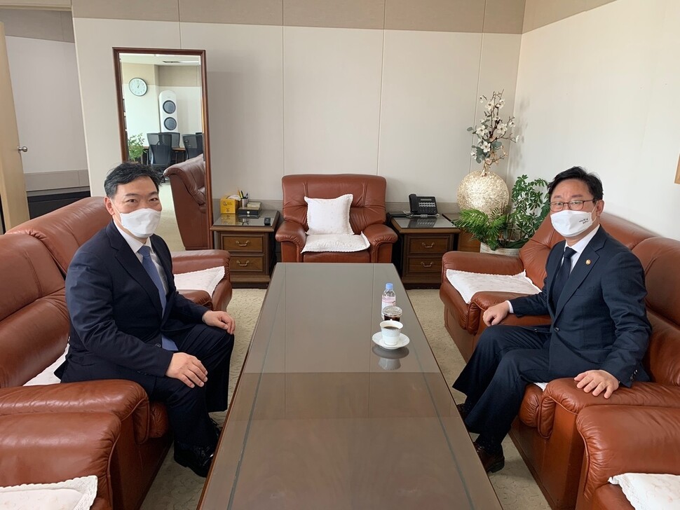 박범계 법무부 장관과 김오수 검찰총장이 ‘검찰 수사-기소권 분리 현안’ 관련해 12일 회동을 하고 있다. 대검찰청 제공