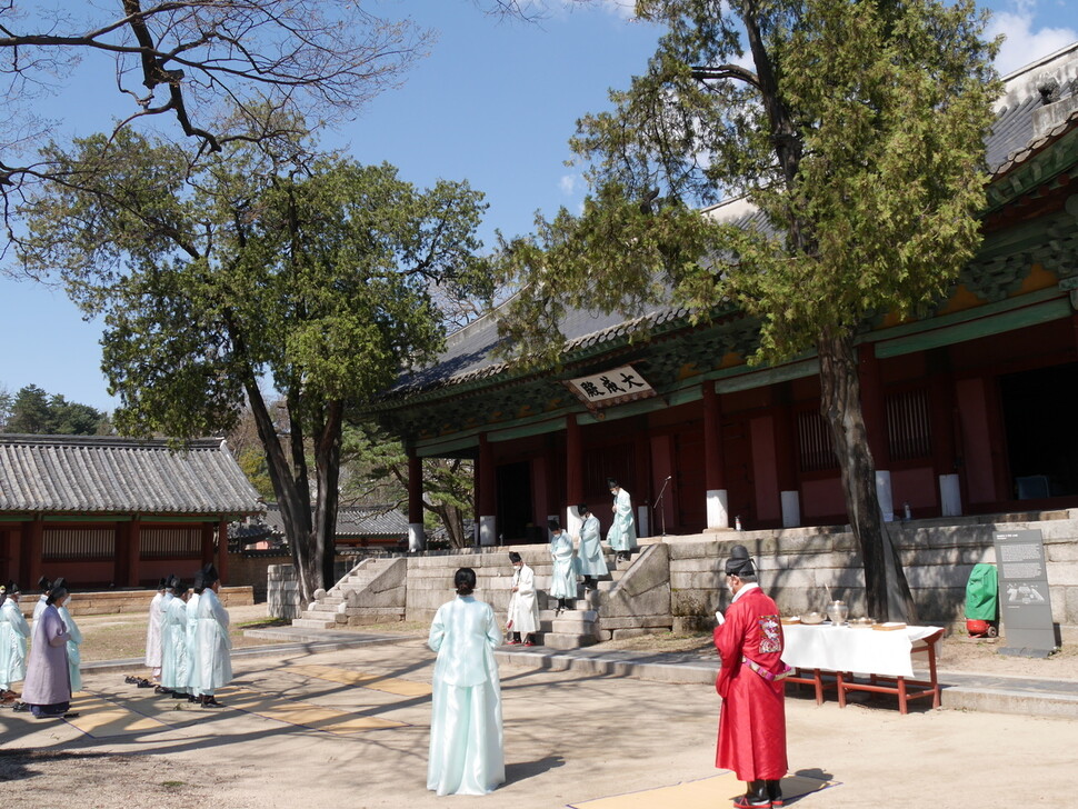 지난 1일 서울 종로구 명륜동 성균관 대성전에서 지낸 초하루 고유재에서 헌관을 맡은 최영갑 교육원장이 빨간 관복을 입고, 흰 유복을 입은 유생 및 성균관대 유학과 학생들과 기념사진을 찍고 있다. 조현 종교전문기자