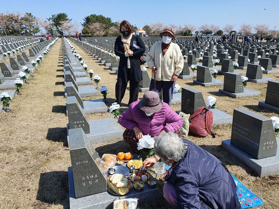 지난 3일 제주시 봉개동 제주4·3평화공원 내 행방불명인 표석에서 유족들이 제를 지내고 있다 허호준 기자