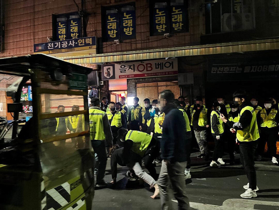 21일 새벽 서울 중구 을지로3가 노가리 골목 맥줏집 ‘을지오비(OB)베어’에 대한 강제집행이 이뤄지고 있다. 연합뉴스