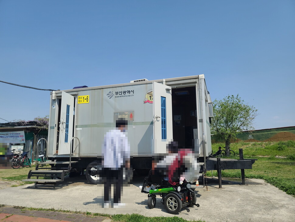 지난 19일 부산시 사상구 삼락생태공원 안에 있는 한 화장실의 휠체어 리프트가 제대로 작동하지 않는 모습. 사상구장애인자립생활센터 제공