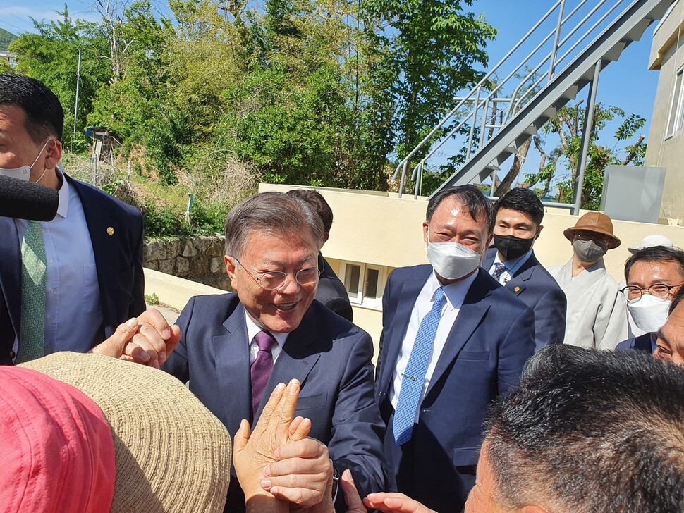 임기 5년을 마치고 경남 양산시 하북면 지산리 평산마을에 정착한 문재인 전 대통령이 환영하는 시민들과 인사하고 있다. 김영동 기자