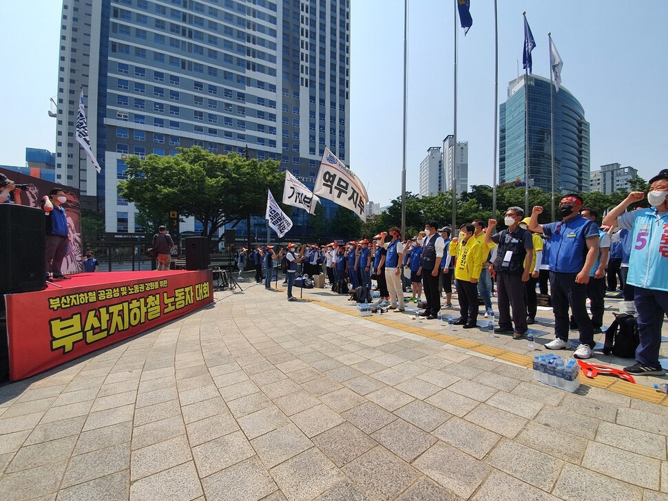 24일 부산시청 앞 광장에서 부산지하철노조가 결의대회를 열어 6·1지방선거 부산시장 후보자들에게 도시철도 공공성과 노동권 강화 요구안을 제시했다. 김영동 기자&nbsp;