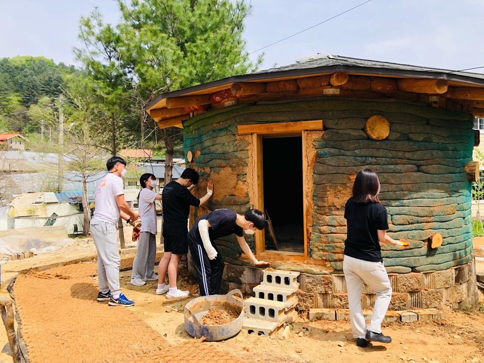 아픈 사람들과 교회 손님들이 쉴수 있도록 흙집을 직접 만들고 있는 쌍샘자연교회 교인들. 사진 쌍샘자연교회 제공