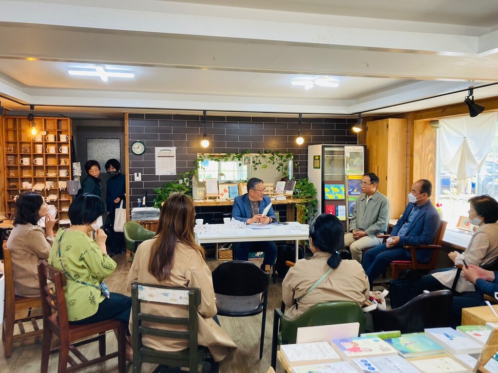 인문학사랑방모임에 참여중인 쌍샘자연교회 교인들. 사진 쌍샘자연교회 제공