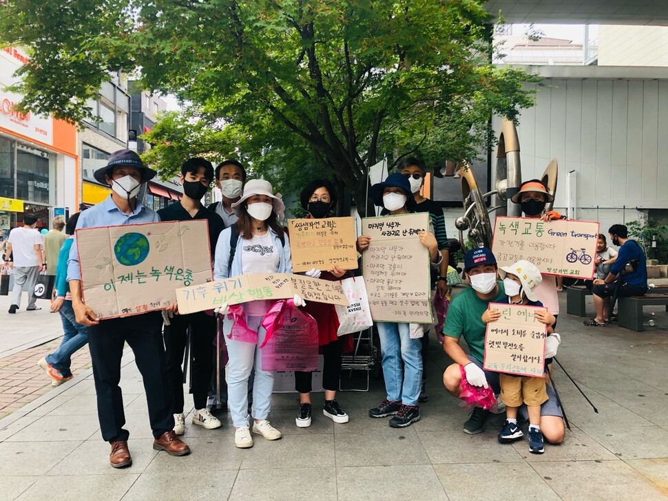 녹색운동을 벌이는 쌈생자연교회 교인들. 사진 쌍샘자연교회 제공