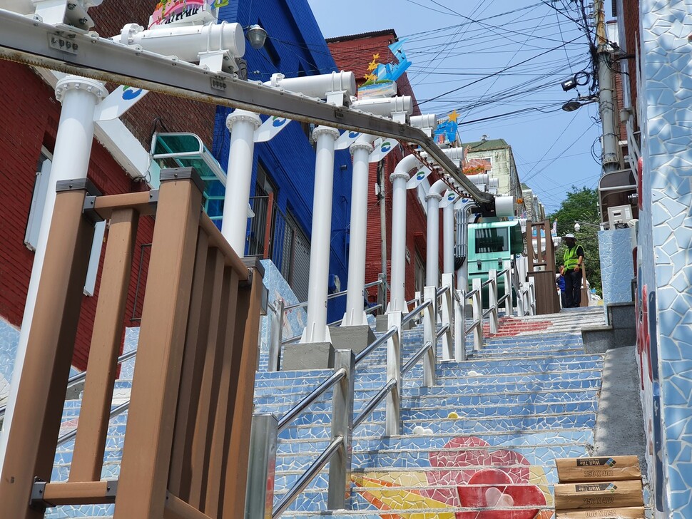 부산 서구 동대신2동 닥밭골벽화마을 근처 소망계단에 설치된 모노레일. 김영동 기자