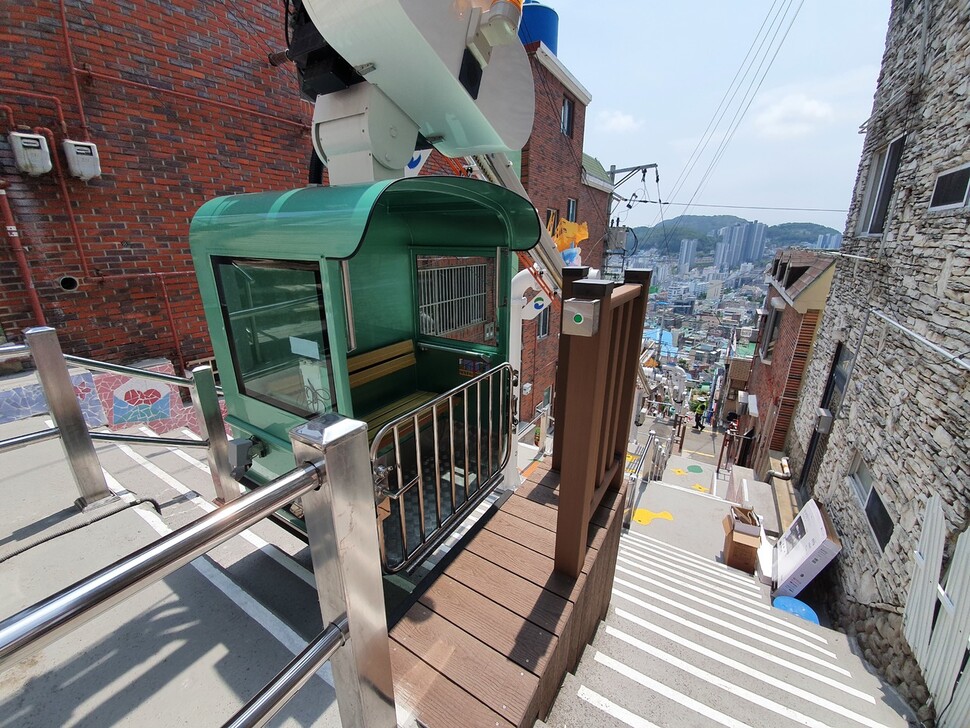 부산 서구 동대신2동 닥밭골벽화마을 근처 소망계단에 설치된 모노레일. 김영동 기자