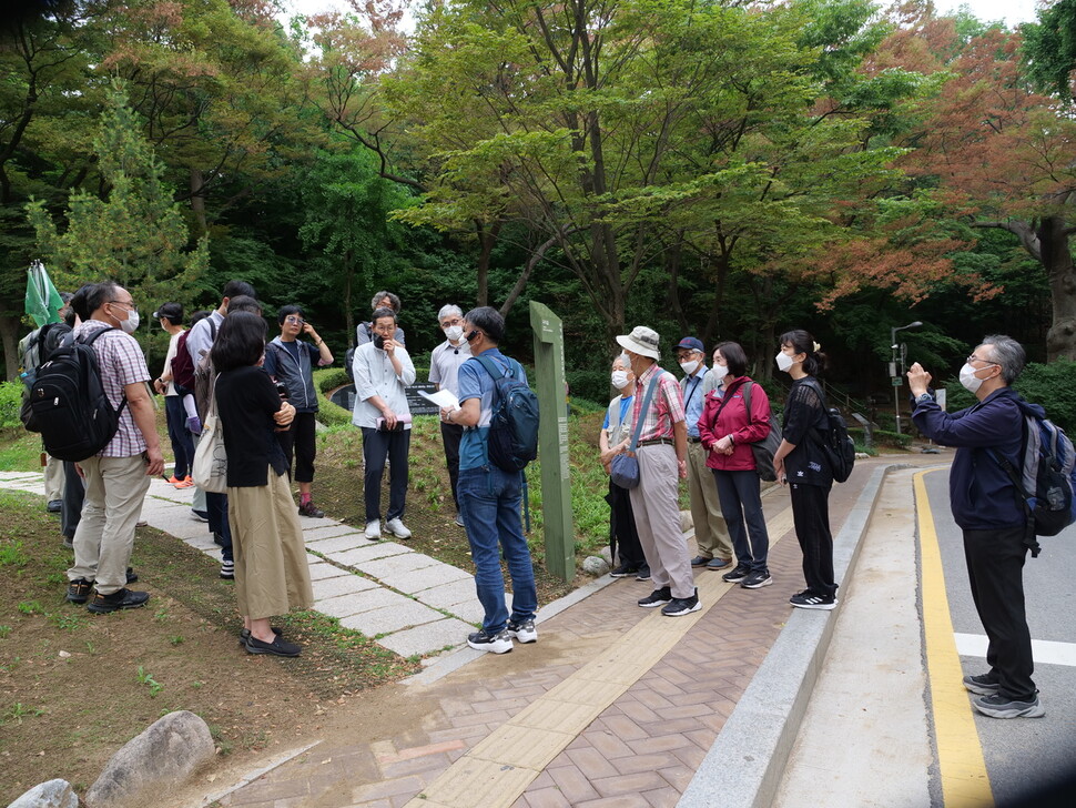 지난 18일 ‘안병무 100년, 그의 길을 따라 걷는다’ 순례 행사 참석자들이 서울시 중구 퇴계로 일본군 ‘위안부’ 기억의 터에서 설명을 듣고 있다. 홍영진 길목 이사장 제공