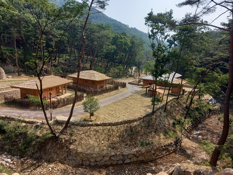 속리산 국립공원 입구 보은군 속리산면 갈목리에 조성된 우국이세촌. 보은군 제공