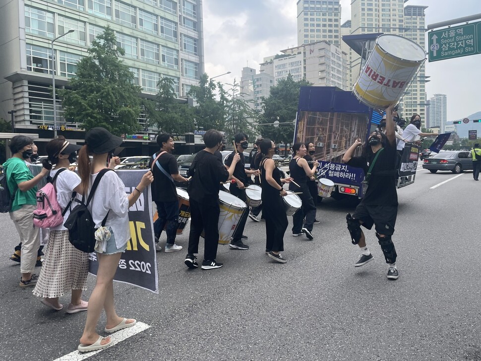 타악기 그룹 ‘히치모싸’가 행렬 선두에서 흥겨운 삼바 연주로 행인들의 이목을 집중시키고 있다. 김지숙 기자