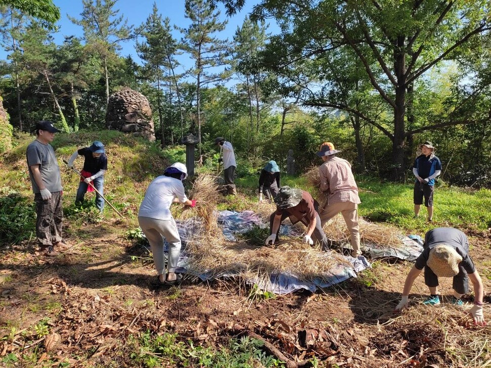 한겨레느린삶학교(6기) 참가자들이 열쇠 모양 다층뿌리덮개를 만들고 있는 모습. 재단 제공