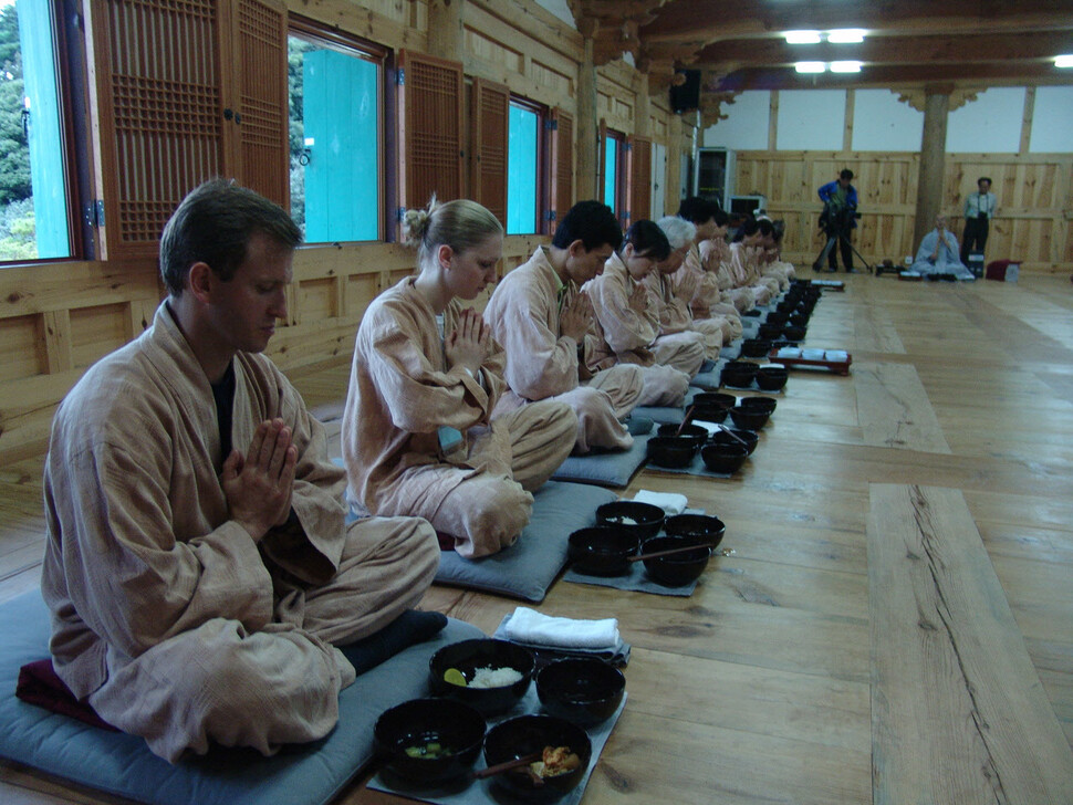 2005년 전남 해남 미황사에서 발우공양을 하는 외신기자들. &lt;한겨레&gt; 자료사진