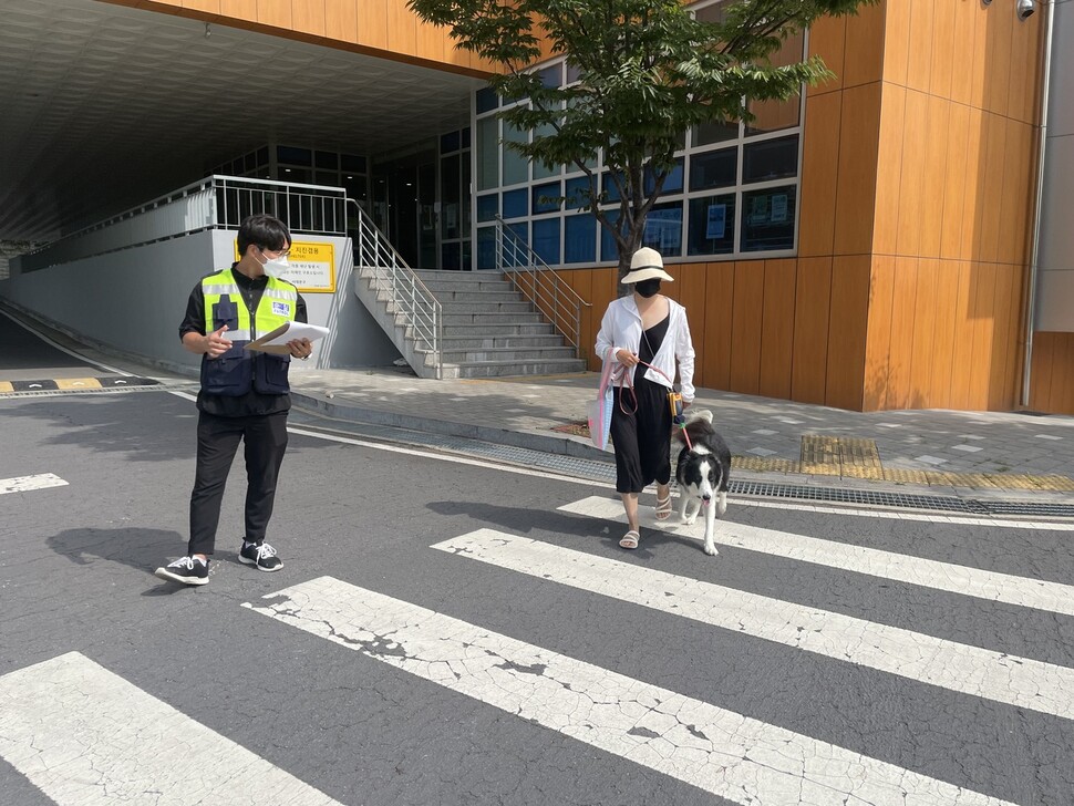 참가자 김민지씨가 반려견 ‘올리’와 함께 신호 기다리기 코스 심사를 받고 있다.