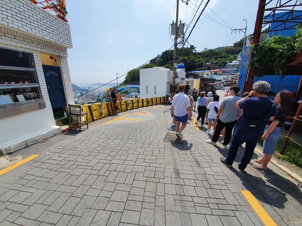 지난 18일 부산 사하구 감천문화마을 포토존에 방문객들이 사진을 찍으려고 줄을 서서 기다리는 모습. 김영동 기자