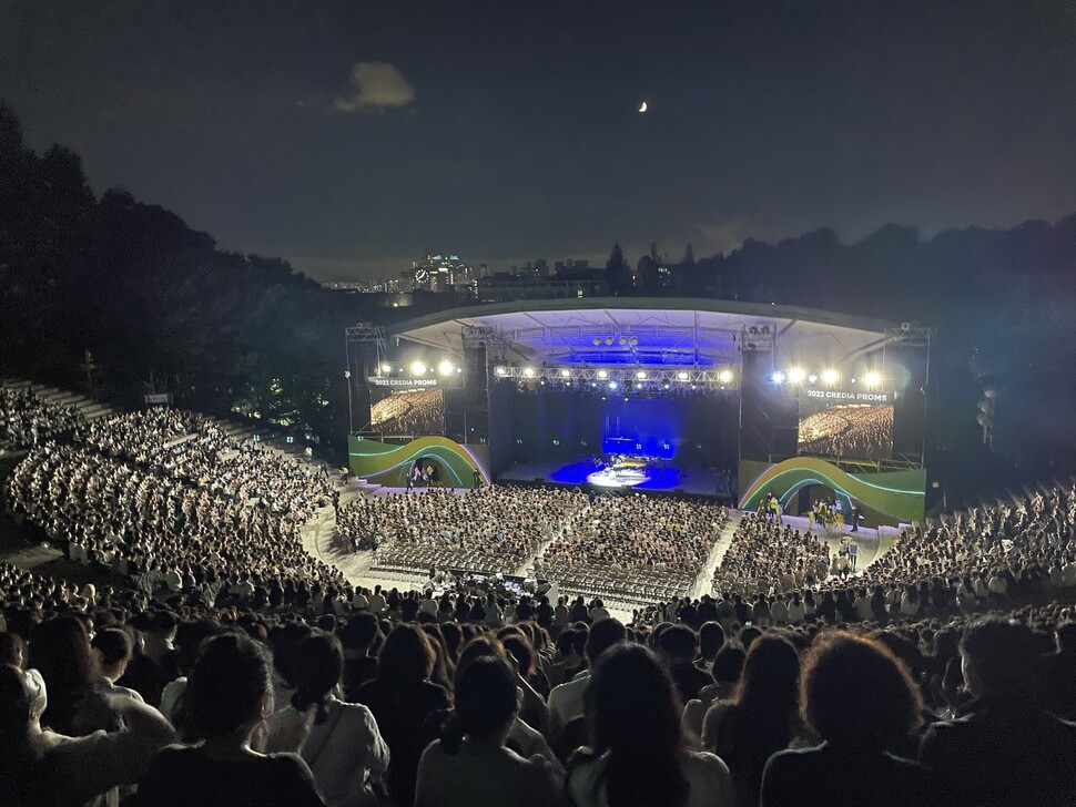 8월31일 서울 연세대 노천극장에서 열린 ‘조성진 그리고 쇼팽’ 공연에 운집한 7000여명의 청중은 피아니스트 조성진의 연주에 깊이 몰입했다. 크레디아 제공