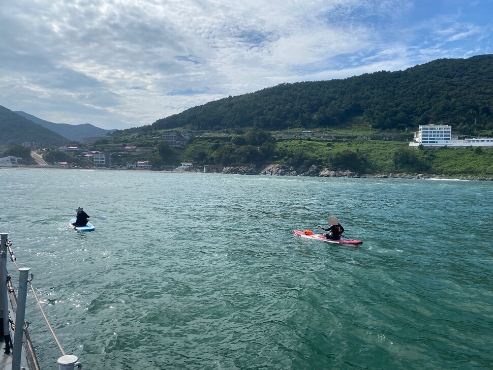 지난 4일 제11호 태풍 힌남노의 영향으로 풍랑주의보가 내려진 전남 여수 모사금해수욕장 앞 해상에서 30대 2명이 패들보드를 타고 있다. 여수해경 제공