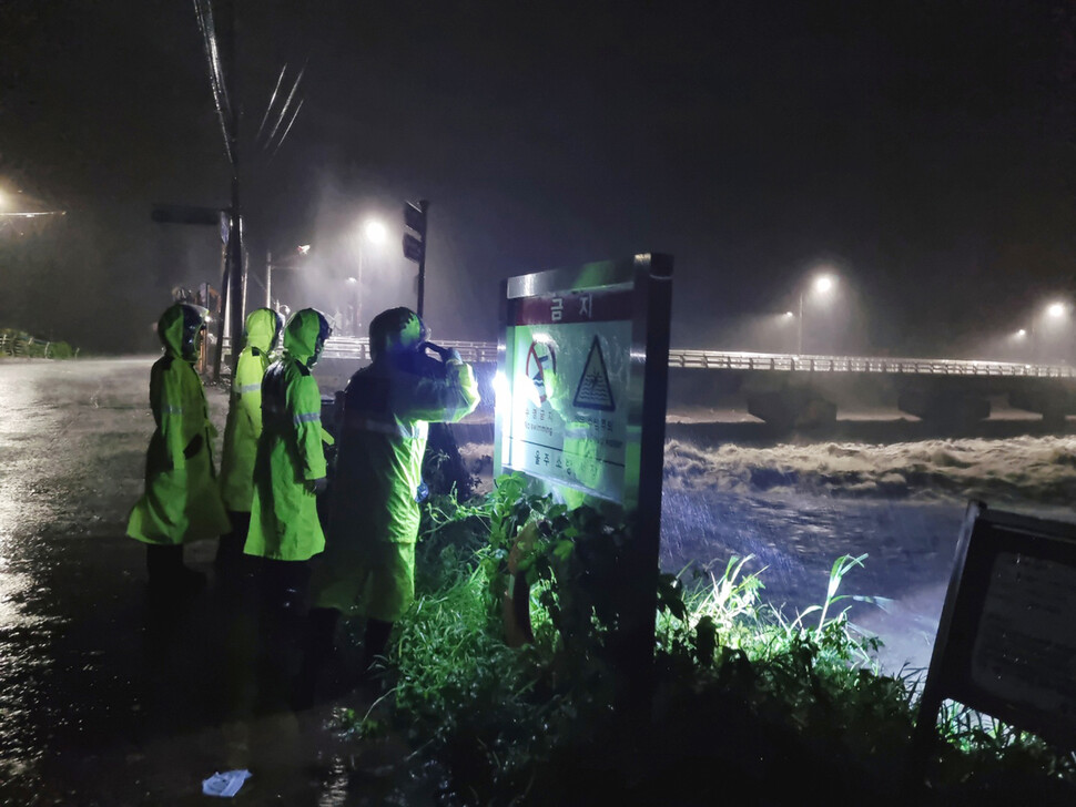 태풍 힌남노가 상륙한 6일 오전 울산시 울주군 언양읍 남천교 아래 하천에서 20대 남성 1명이 물에 빠져 실종돼 경찰관들이 수색 작업을 하고 있다. 울산경찰청 제공