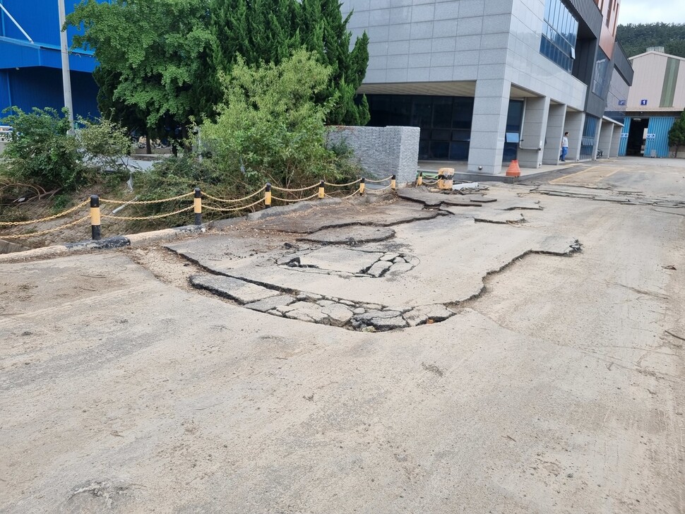 14일 포항철강산업단지 내부에 공장과 도로를 잇는 다리의 아스팔트 포장이 파손돼있다.