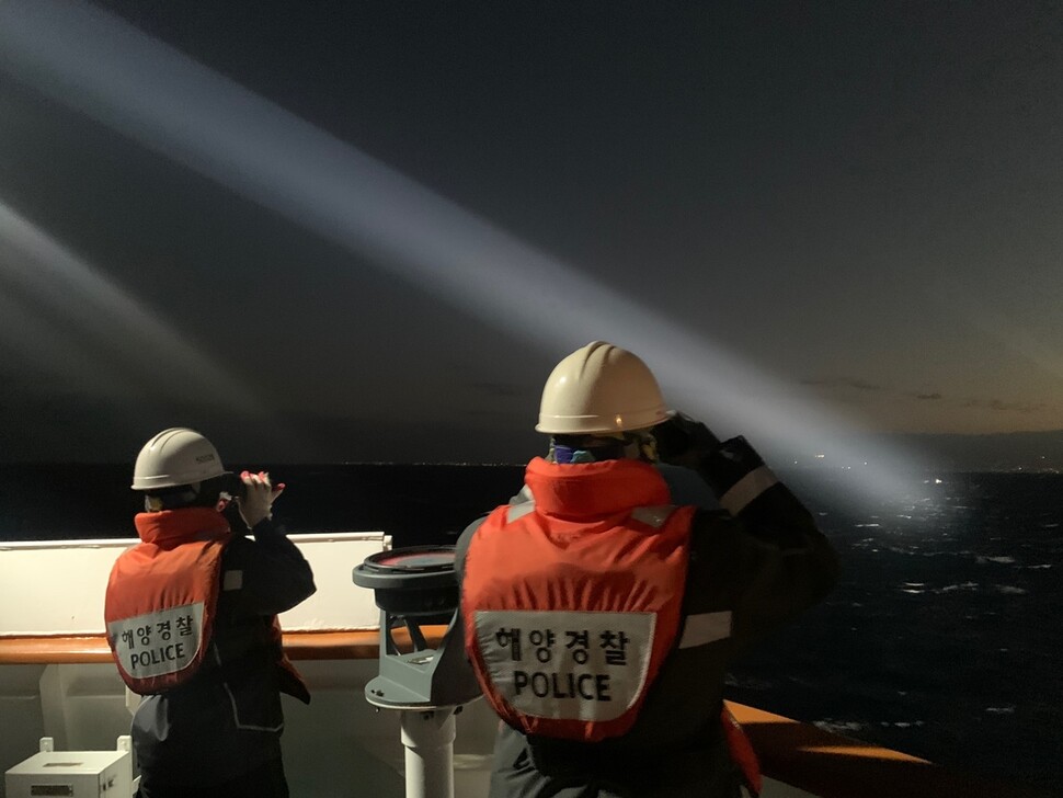 제주해경이 18일 오전 제주 마라도 남서쪽 해상에서 전복된 서귀포선적 어선을 수색하고 있다. 제주해경 제공